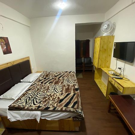 The Prasher Lodge Mall Road Manali Екстериор снимка