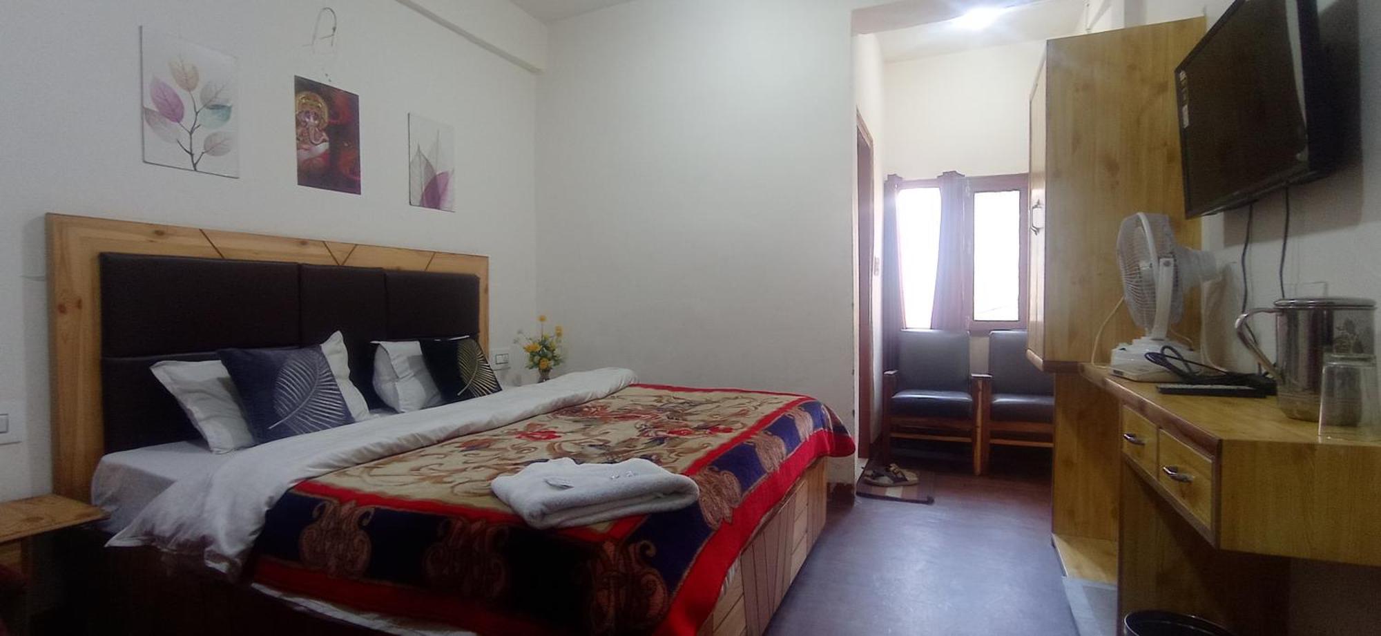 The Prasher Lodge Mall Road Manali Екстериор снимка