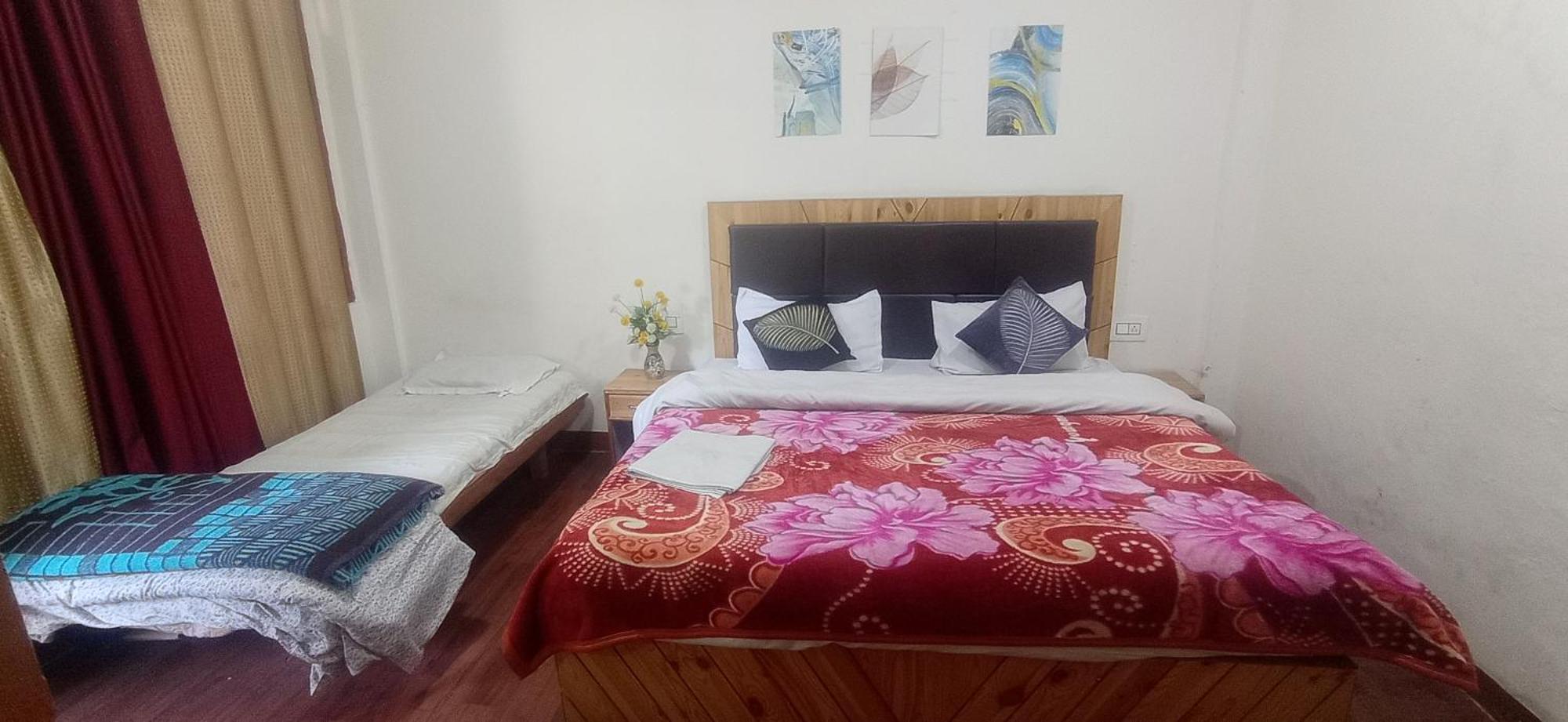 The Prasher Lodge Mall Road Manali Екстериор снимка