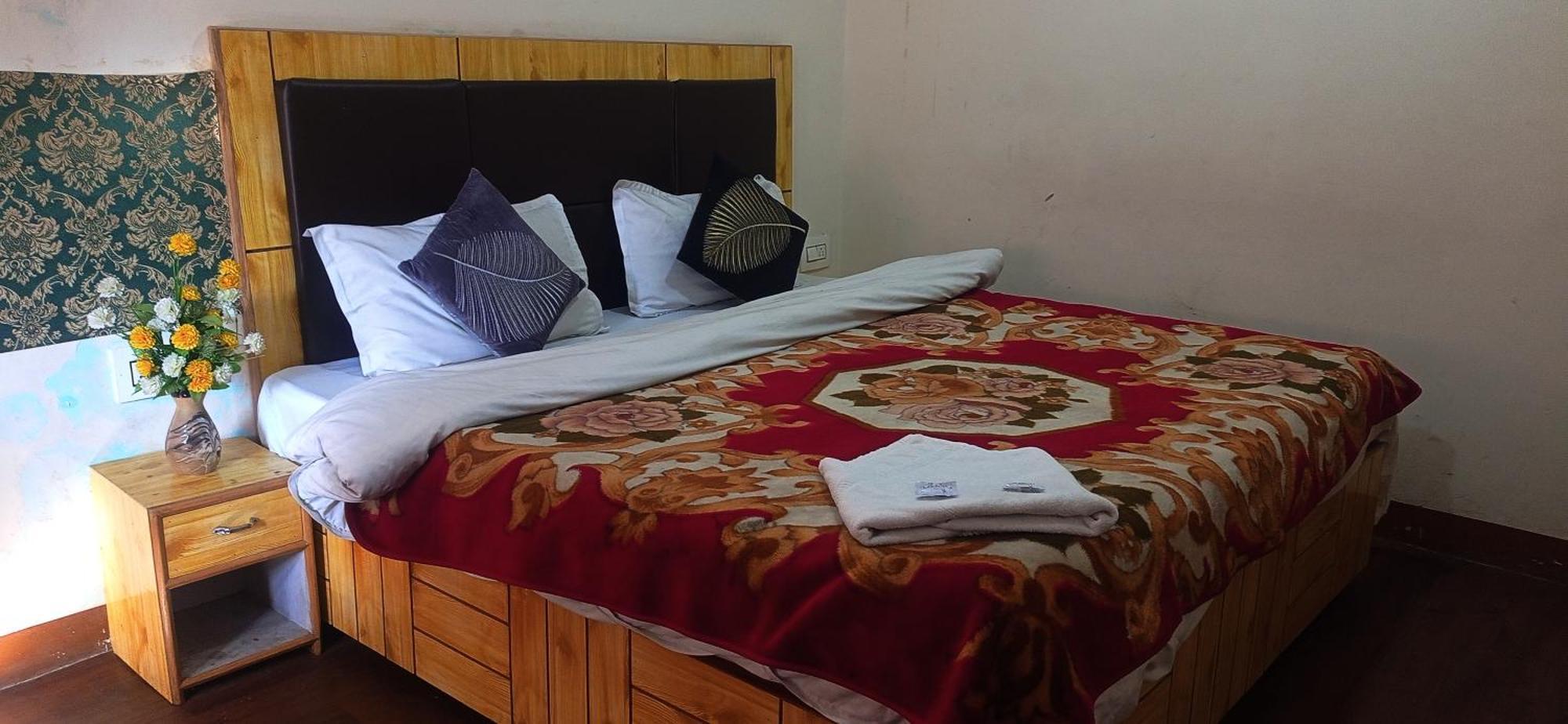 The Prasher Lodge Mall Road Manali Екстериор снимка