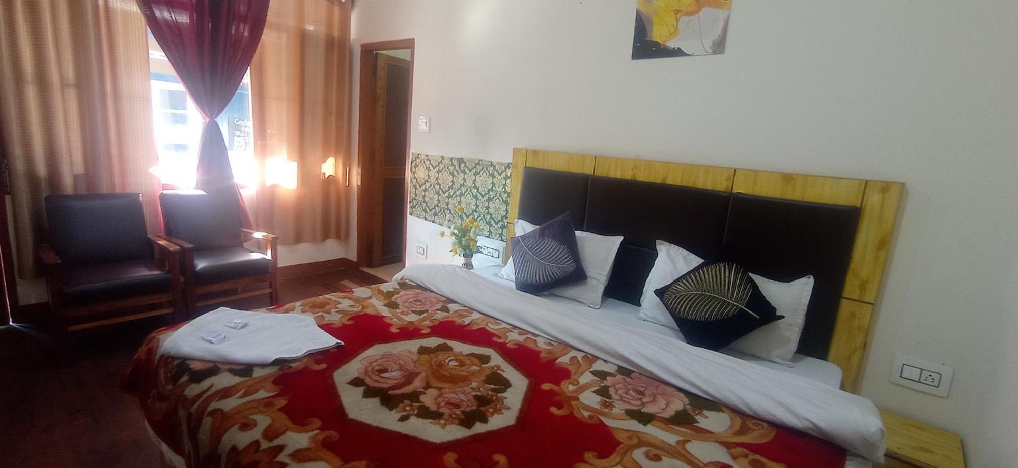 The Prasher Lodge Mall Road Manali Екстериор снимка