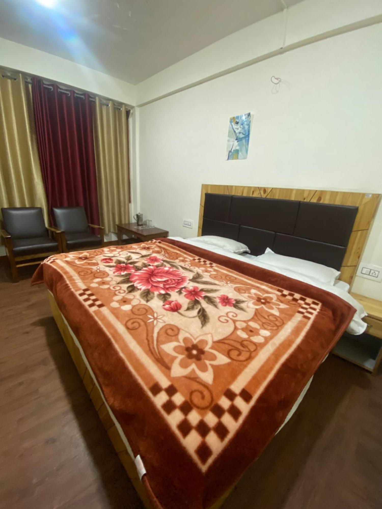 The Prasher Lodge Mall Road Manali Екстериор снимка