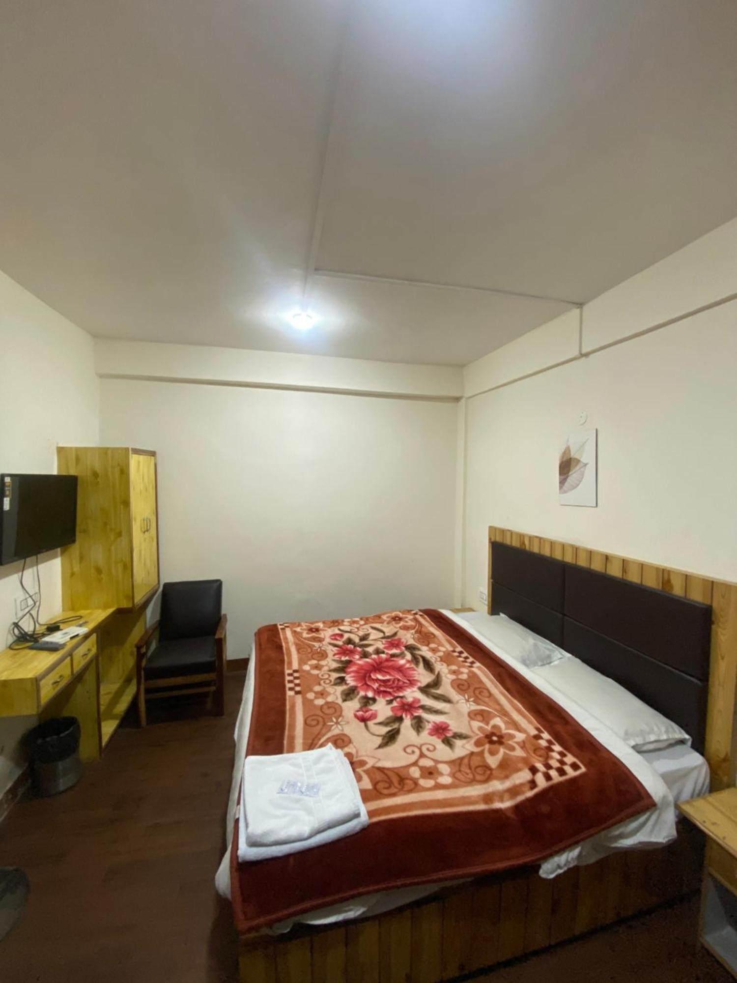 The Prasher Lodge Mall Road Manali Екстериор снимка