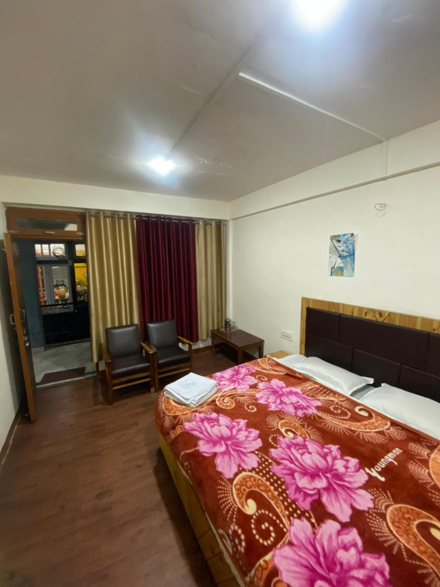 The Prasher Lodge Mall Road Manali Екстериор снимка