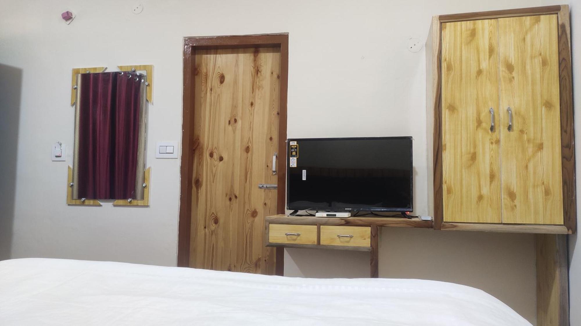 The Prasher Lodge Mall Road Manali Екстериор снимка