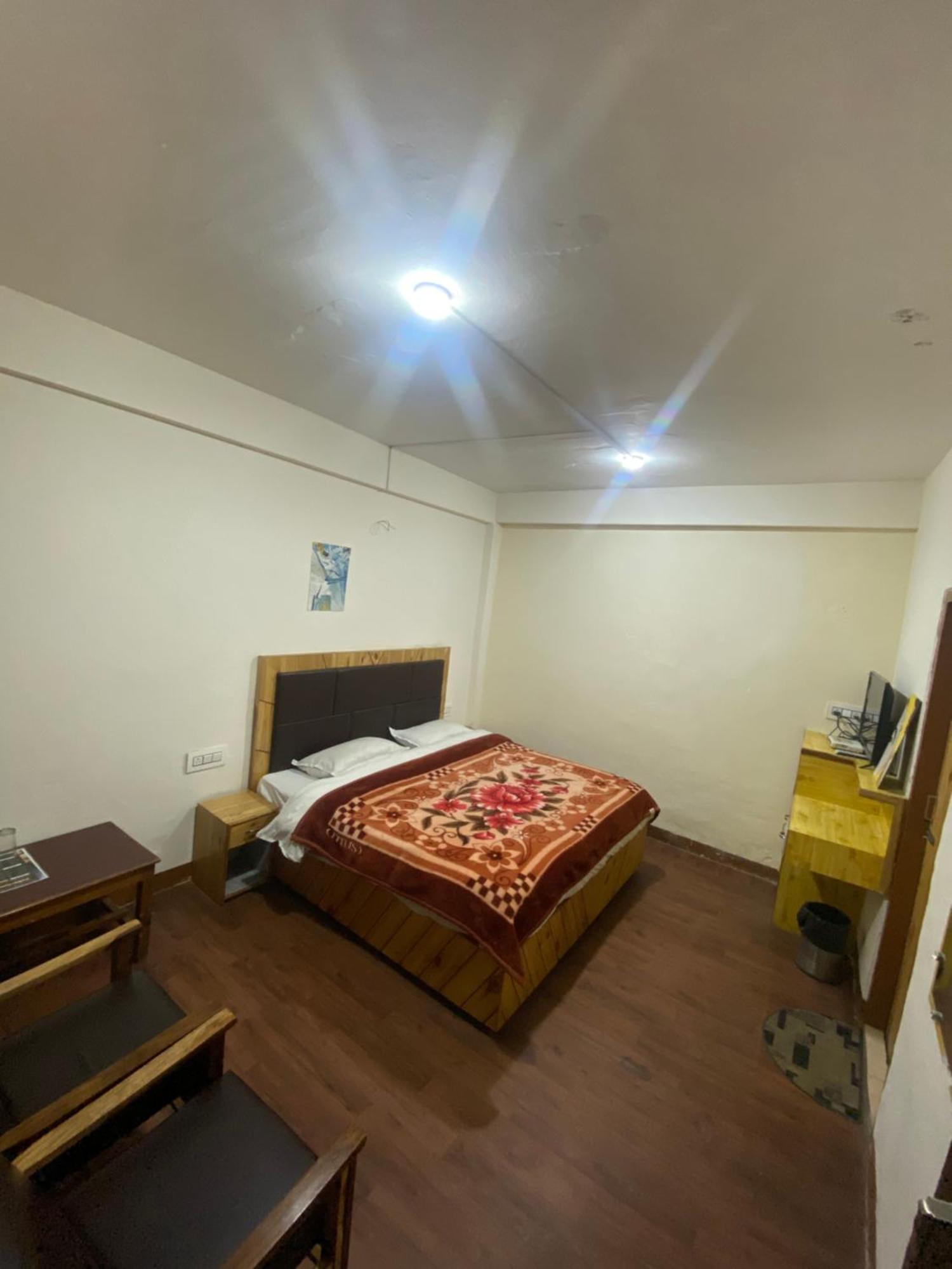 The Prasher Lodge Mall Road Manali Екстериор снимка