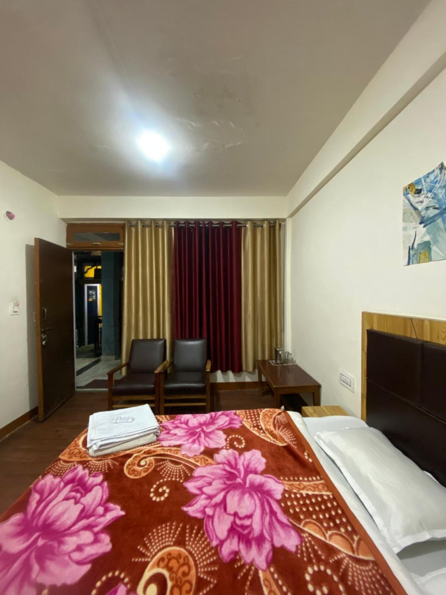 The Prasher Lodge Mall Road Manali Екстериор снимка