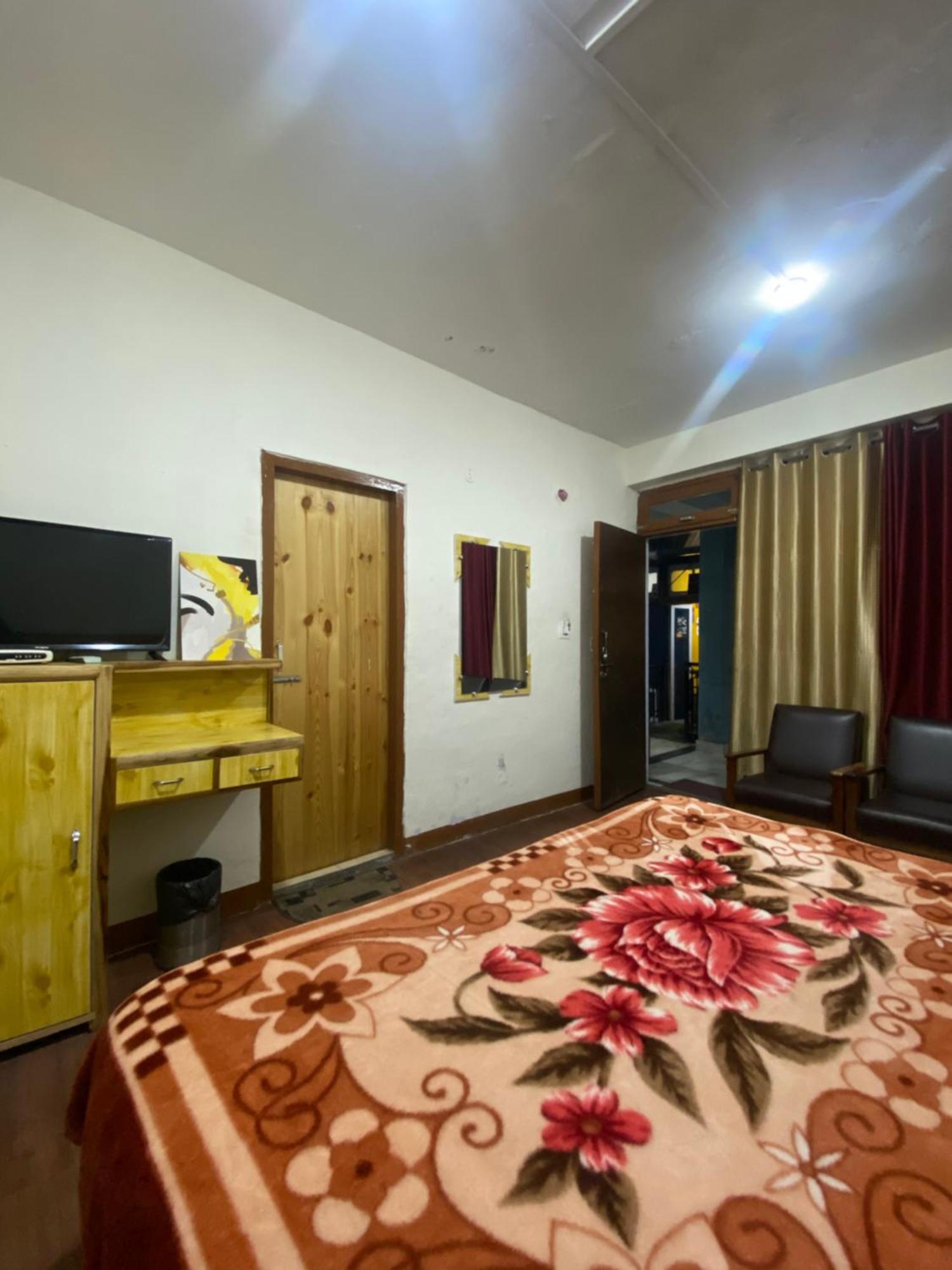 The Prasher Lodge Mall Road Manali Екстериор снимка