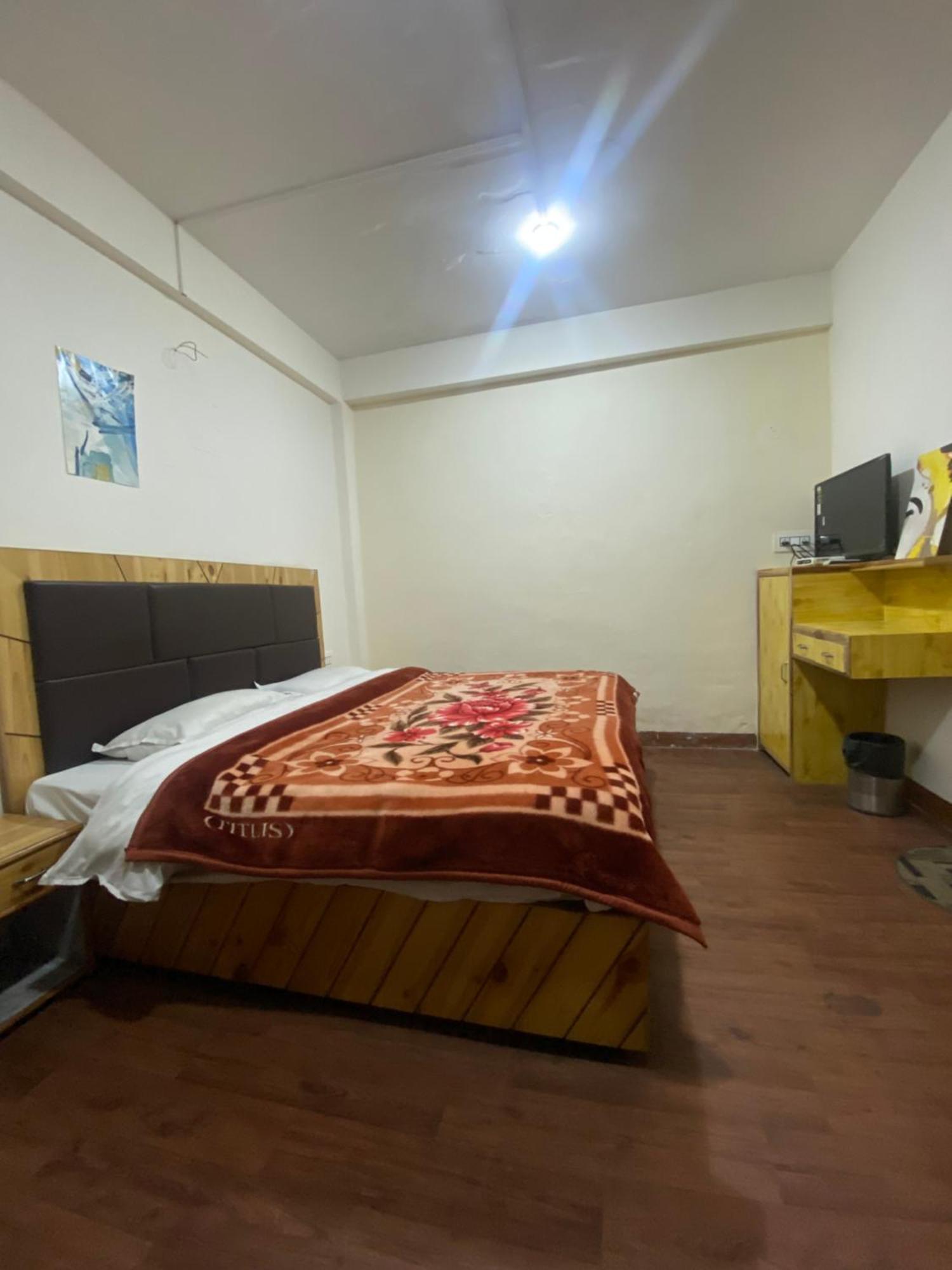 The Prasher Lodge Mall Road Manali Екстериор снимка