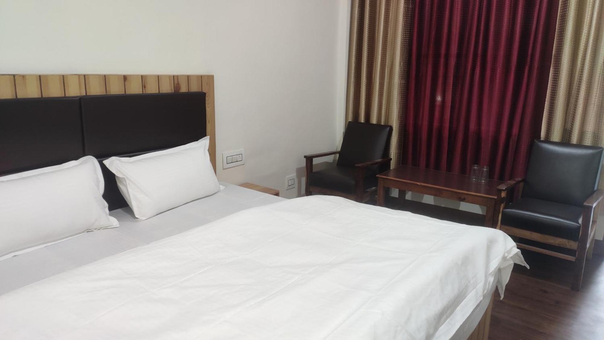 The Prasher Lodge Mall Road Manali Екстериор снимка