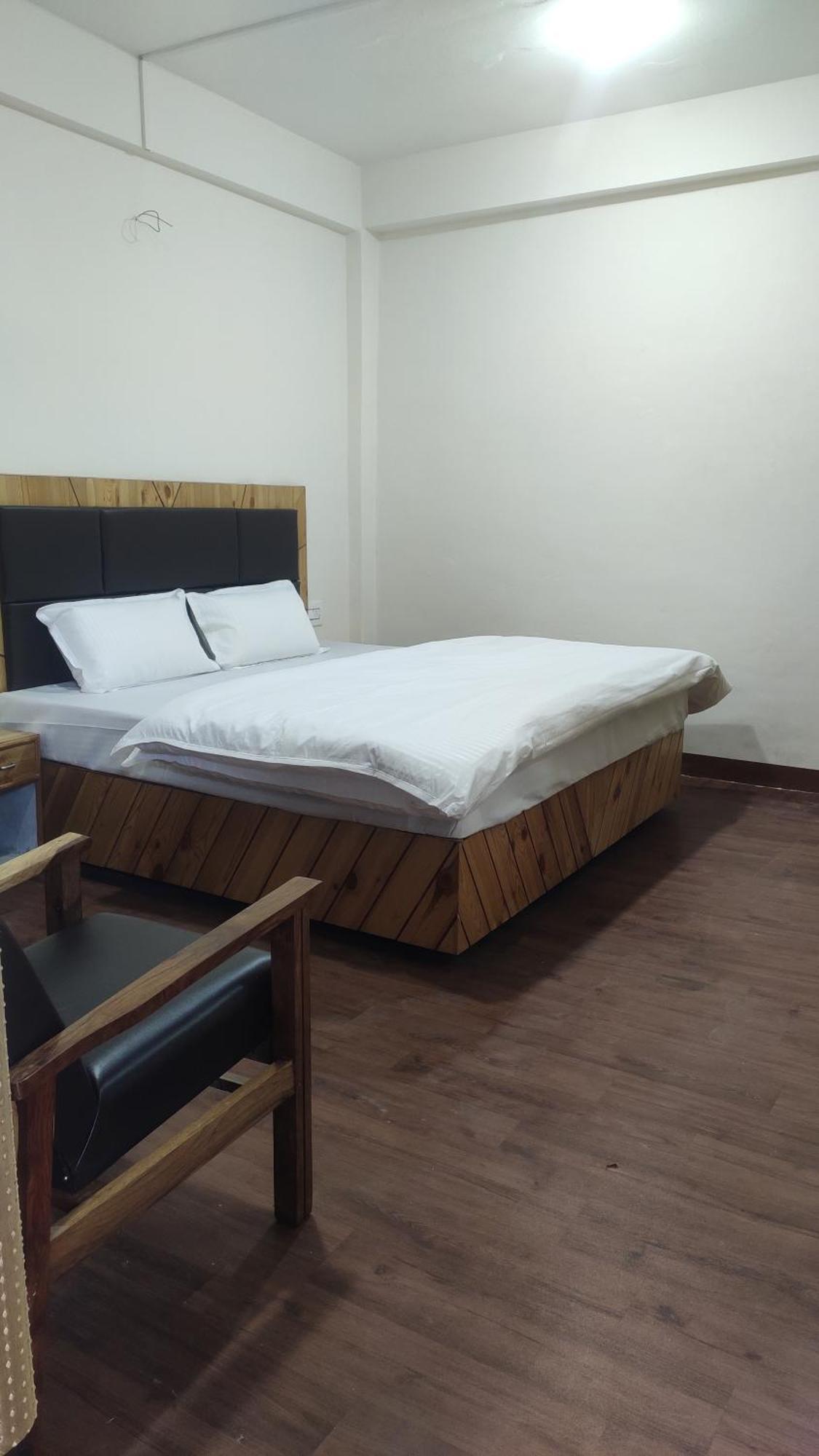 The Prasher Lodge Mall Road Manali Екстериор снимка